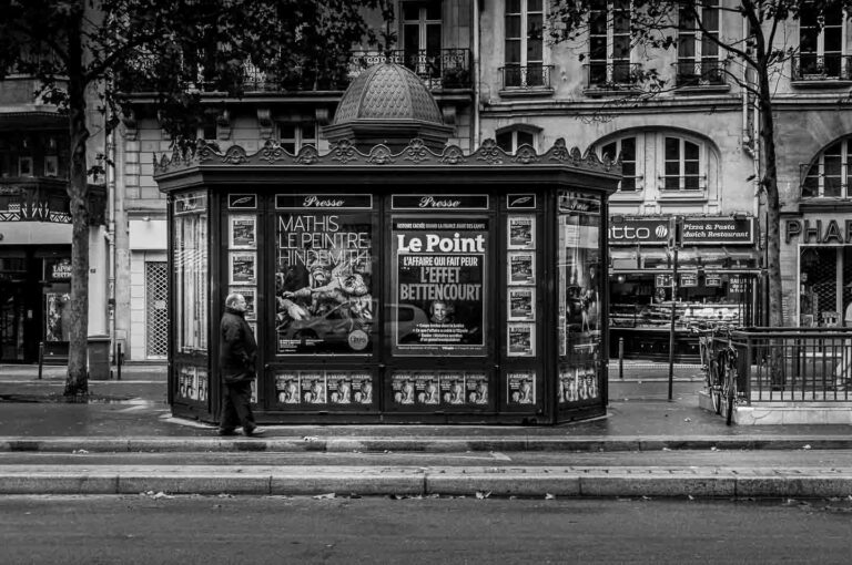 Architecture ancienne. Un ancien kiosque à Paris