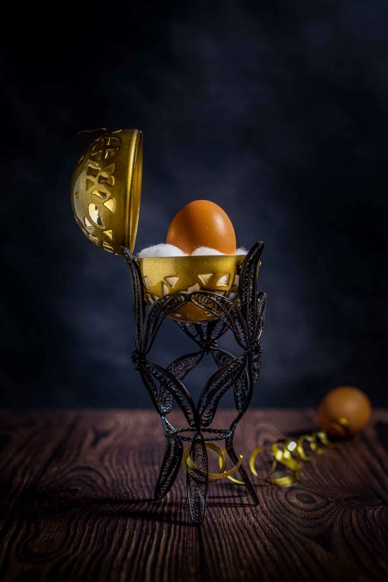 Photo d'aliment, un oeuf dans une boule ouverte de couleur or.