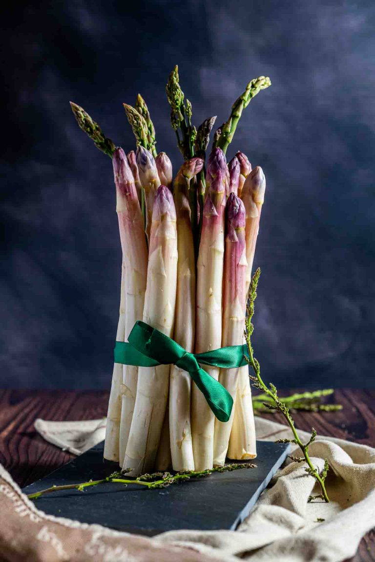 Photos fruits et légumes. Une botte d'asperges droite tenu par un ruban vert.