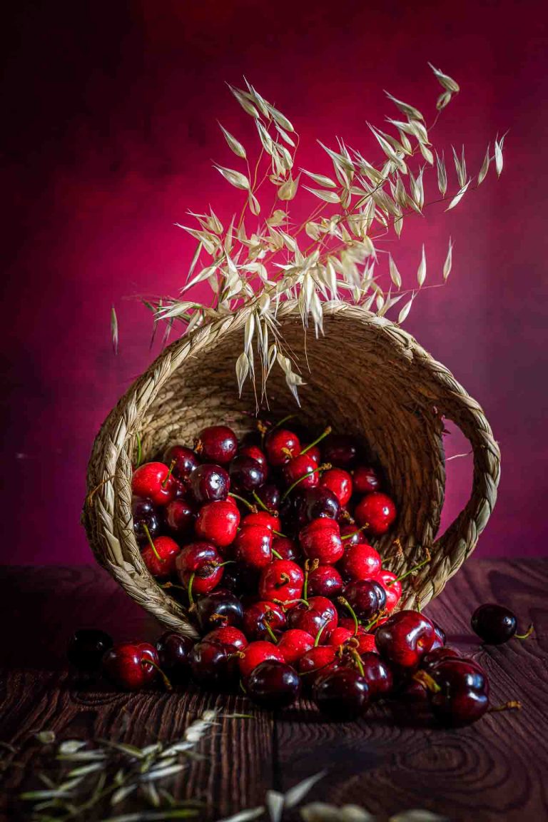 Photos fruits et légumes. Panier de cerises renversé.