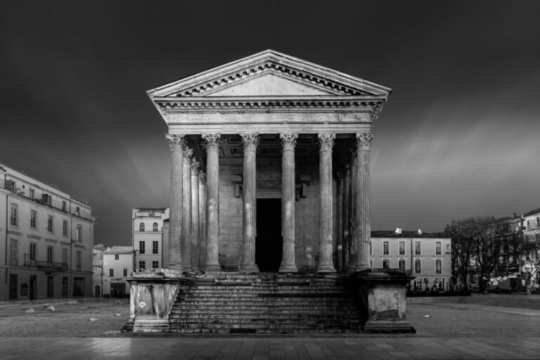 Architecture moderne et ancienne. La maison carré de Nîmes.